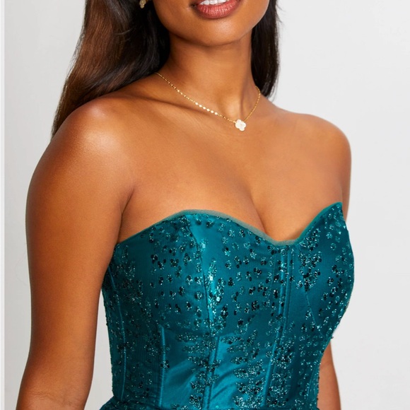 Elegant Teal Strapless Evening Gown with Corset Detail - Picture 5 of 6